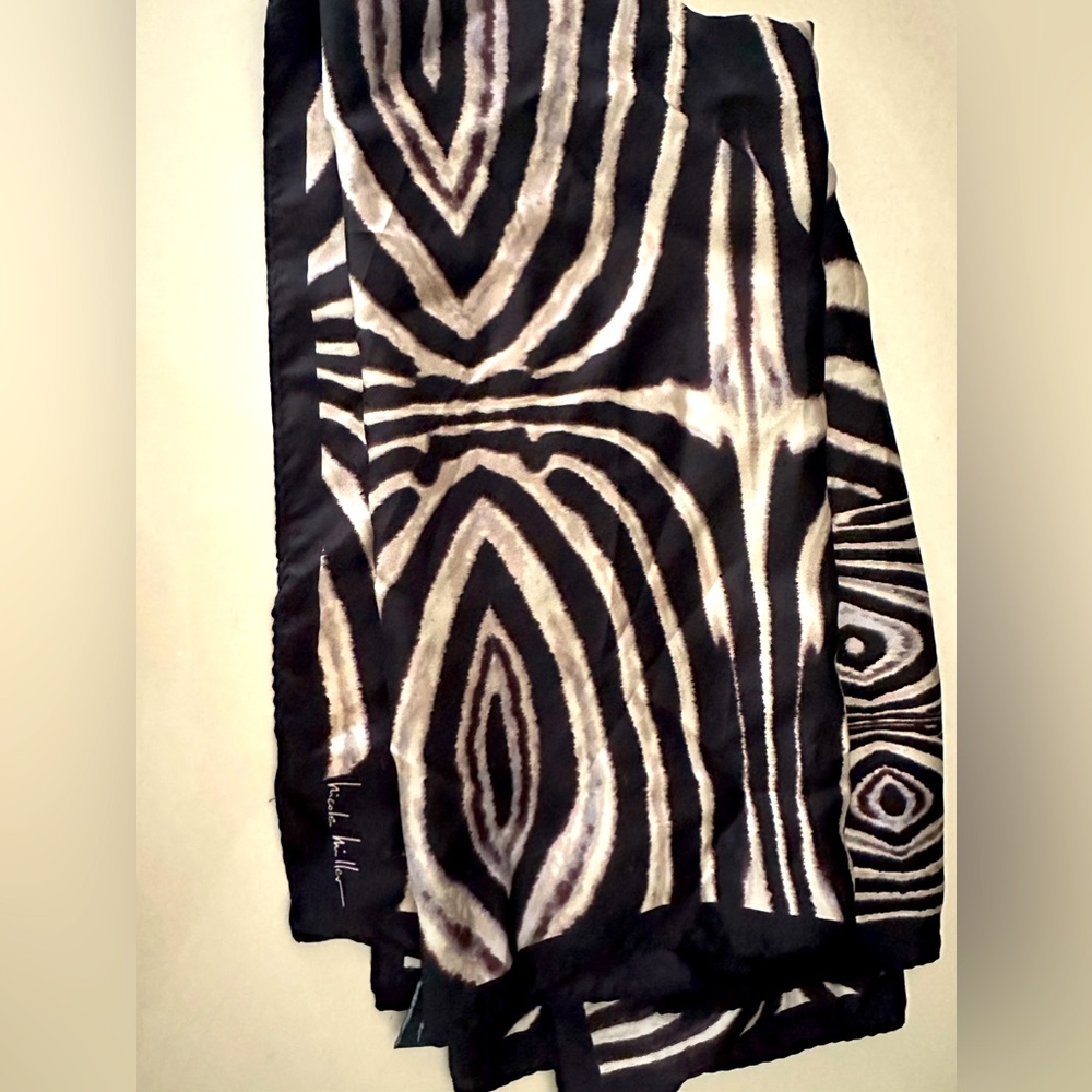 NWT Nicole Miller STUDIO Signed Black Cream Abstract Silk Square Scarf Rare - Picture 2 of 4